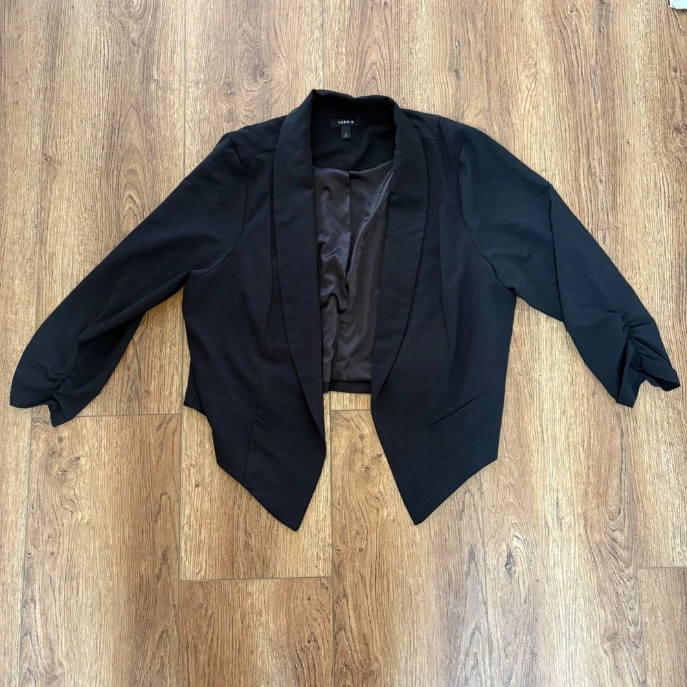 Torrid Deluxe Stretch Ruched Sleeved Black Blazer Drape Front Womens Size 2 Plus